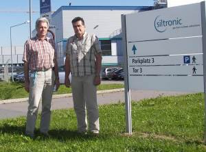 v.l.n.r.: J�rgen Naupert, Siltronic AG; Peter Neubert, AEK