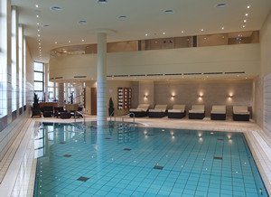 An manchen Tagen soll der Besucher des Fitnesscenters mit viel Gl�ck auch einigen prominenten G�sten begegnen k�nnen. <br/>
Foto: Schwimmbad + Fitnesscenter, GHE