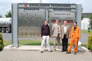 Foto: (vlnr) Tobias Oertel (Projektleiter, Fischbach), Wolfgang Reichelt (Vertrieb, NOTIFIER), Jens Fischbach (Geschäftsführer Fischbach), Erik Walther (Koordinator Stahlwerk Thüringen), MB