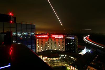 Steigenberger Airport Hotel bei Nacht
