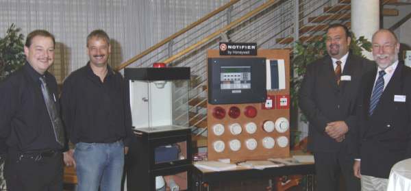 Gut gelaunt und kompetent; v.l.n.r.: Thomas Rüterbories, Dieter Bucken Fa. Rüterbories, Martin Webert Fa. Notifier, Ulrich Rüterbories