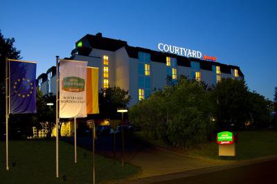 Außenansicht bei Nacht