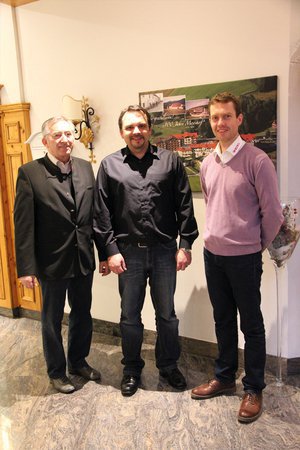 Beteiligte Personen (vlnr): Anton Holzer (Hotel Mooshof, Eigentümer), Martin Heller (Notifier Sicherheitssysteme GmbH), Franz Weikel jun. (Weikl Elektrounternehmen GmbH & Co. KG)